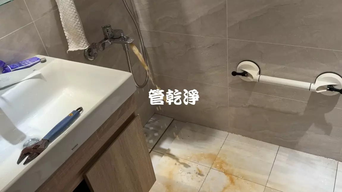 恐怖巧克力水！二手屋水管紀實.. 台中 北屯 環中路 清洗水管